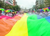 Imagen referencial: Una marcha de la comunidad LGBTI con la bandera de arcoíris.