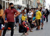 Grupos de personas con tapabocas hacen fila para comprar en un mercado, el 11 de marzo de 2021, en La Habana (Cuba).