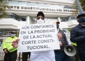 Acción. El martes pensionistas del Issfa e Isspol hicieron un plantón en los exteriores de la Corte Constitucional.
