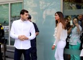 El portero español Iker Casillas acompañado por su mujer Sara Carbonero a su salida del hospital de Oporto, donde estuvo ingresado tras el infarto que sufrió en 2019.