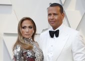 En la imagen un registro de la actriz y cantante estadounidense Jennifer Lopez (i), junto al legendario beisbolista Alex Rodríguez (d).