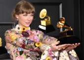 Fotografía facilitada por la Academia de la Grabación en la que se registró a la cantante estadounidense Taylor Swift, ganadora del premio Álbum del año por "Folklore".