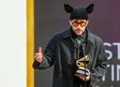 Fotografía facilitada este domingo por The Recording Academy en la que se registró al cantante puertorriqueño Bad Bunny.