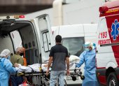 Personal médico de una ambulancia trasladan a un paciente para remitirlo en un hospital hoy, en Brasilia (Brasil).