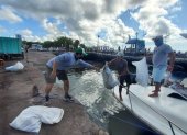 Varios hombres descargaron hoy bolsas con basura recogida del mar, durante una jornada de limpieza ecológica en Islas Galápagos.