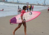 Génesis Borja, surfista ecuatoriana, quiere llegar a los Olímpicos de Tokio.
