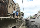 Los vecinos de Urdesa central deben caminar por veredas estrechas con el peligro de caer a los huecos que hay en la calzada.