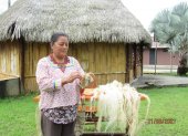 Tejidos. Daisy Chiguango, desde el exterior de la casa Sacha Maki (manos de la selva), exhibe la fibra de chambira