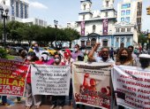 Los maestros jubilados se apostaron en la Plaza Rocafuerte, en el centro de Guayaquil.