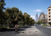 Un hombre pasea en bicicleta por el centro de Santiago (Chile).