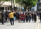 Marcha. Decenas de trabajadores de los centros de diversión nocturna de Guayaquil salieron ayer a las calles para solicitarle al Cabildo que extienda la venta de bebidas alcohólicas. Portaron pancartas y camisetas negras en señal de luto.