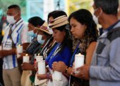 Víctimas de las Farc encienden velas durante el acto de reconocimiento de responsabilidad por parte de los ex comandantes de las Farc.