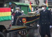 Una escolta de la Armada traslada la urna con los restos del héroe del Topáter, Eduardo Abaroa, en la plaza que lleva el nombre del prócer en el barrio residencial de Sopocachi de la ciudad de La Paz, en el inicio de los actos del Día del Mar, cuando Bolivia conmemora 142 años de la pérdida de su litoral. EFE/Martin Alipaz
