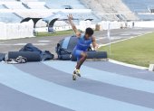 Sensaciones. Xavier Casierra, seleccionado de atletismo del Guayas, fue el primero en probar parte de la pista que está a poco de reabrirse.