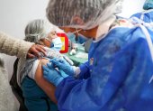 Una adulta mayor es vacunada hoy contra la covid-19, en el Hospital Luz Elena Arismendi de Quito (Ecuador). EFE/José Jácome