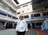 Martha Córdova mira con orgullo la escuela Semillitas de Guayaquil, que el año pasado dejó de funcionar por la pandemia y que ella reabrirá para acoger a 400 niños del suburbio de Guayaquil.