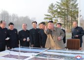 El líder norcoreano Kim Jong-un (al frente) inspecciona un sitio en el que se construirán casas adosadas junto al río alrededor de la Puerta Pothong en Pyongyang, Corea del Norte, el 25 de marzo de 2021