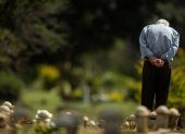 Un hombre visita una tumba en el cementerio Campo de Esperanza en Brasilia.