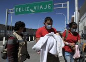 CIUDAD JUÁREZ. Varios migrantes centroamericanos cruzan hacia México por el puente internacional Paso del Norte, después de ser expulsados por agentes de la patrulla fronteriza, el 23 de marzo de 2021.