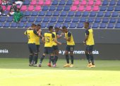 Los seleccionados ecuatorianos celebran uno de los goles frente al cuadro boliviano.