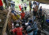 Brigadas de emergencia trabajan para intentar ingresar a una mina de oro de la vereda El Bosque en zona rural de Neira (Colombia).