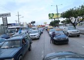 Carros forma tráfico en la avenida Francisco de Orellana.