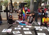 Miembros de la comunidad LGBTI en las afueras de la Fiscalía pidiendo se esclarezcan los casos de asesinatos.