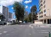 Situación. Pocos transeúntes, escasa circulación vehicular, ha sido la tónica en este primer día de estado de excepción en Quito.
