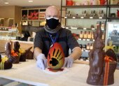 Tradición. Cyril Prud’homme está radicado en Ecuador desde hace más de 10 años y elabora huevos de Pascua para sus locales de Cyril, en Quito.