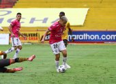 Cristian Ortiz controla el balón ante la marca torera. El jugador de Independiente del Valle dio la asistencia para el primer gol