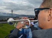 Un aficionado toca la trompeta desde una de las terrazas donde se ven los partidos que se juegan en el estadio Bellavista.