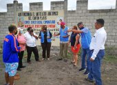 Miembros del Comité de Acción Social Narcisa de Jesús observan el lugar que se construirá la morgue de Playas.