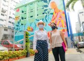 La gerente de la Empresa Pública de Turismo, Gloria Gallardo (i), frente a un mural de la calle Panamá.