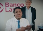 Video. En la fantasía correísta, Guillermo Lasso se para atrás de los cajeros del banco y les dice cuánto cobrar por comisiones, descuentos e intereses.