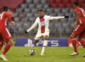 Kylian Mbappe (C) encuentra el espacio para rematar y poner el tercero del PSG en la cancha del Bayern.