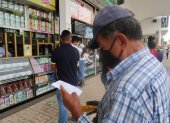 Panorama. En Guayaquil, decenas de personas buscan medicinas que no encuentran en los hospitales.