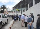Largas filas se registraron desde la mañana de este miércoles en varios puntos de vacunación de la ciudad de Quito.