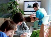 Niños delante de pantallas durante el confinamiento.