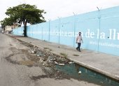 MURAL PINTADO POR EL MUNICIPIO EN EL SUBURBIO  EN LAS CALLES 44 Y LA CH Y TIENE BACHES Y ALCANTARILLAS EN MAL ESTADO/JIMMY NEGRETE/GUAYAQUIL-ECUADOR