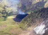 San Vicente y Granadinas evacúa a miles de personas por erupción de un volcán.