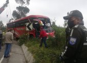 Percance. Cerca de las 07:00 el bus fue extraído del abismo en el que cayó la madrugada de este sábado 10 de abril.