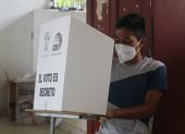 Miembros de la comunidad indígena de Ecuador, un 7% de la población, ejercen hoy su derecho al voto en el cantón Joya de los Sachas, en la Amazonía (Ecuador).