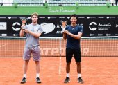 Ariel Behar (i) y Gonzalo Escobar tras la premiación del ATp 250 de Marbella.