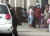 Centro. En el centro de la ciudad las trabajadoras sexuales se agrupan como que están conversando y allí esperan que un cliente las seleccione, como se ve a una haciendo negocio.