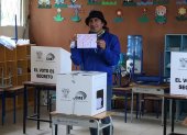 Fotografía cedida por la Campaña del excandidato presidencial de Ecuador Yaku Pérez (foto), quien muestra el tarjetón electoral con su nombre escrito para anular el voto, durante la segunda vuelta de ayer domingo, en la provincia de Azuay (Ecuador).