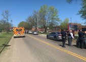 Policía de Knoxville que muestra la escena de un tiroteo en un instituto de educación secundaria de la ciudad de Knoxville
