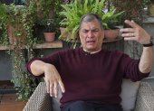 Rafael Correa expresidente de Ecuiador, en medio de la entrevista.