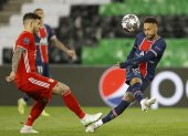 Neymar (d), del PSG, no marcó pero fue un constante peligro contra los alemanes.