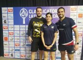 El entrenador Krisztian Nagy (i) junto a Nathaly Paredes y Alberto Miño.