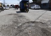 Daños. A lo largo de calles como 28 de Agosto (principal ingreso de la parroquia), Salitre y Cayambe, los baches alarman a los conductores.